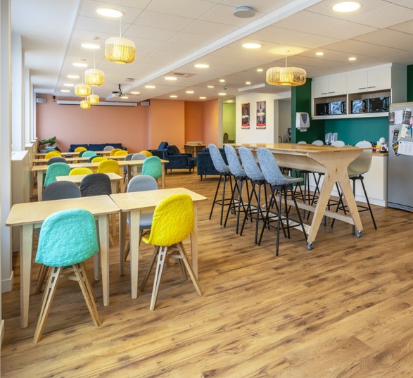 Aménagement d’une cafétéria d’entreprise avec la marque de mobilier de bureau d’occasion Bluedigo et les tables en bois LOUIS
