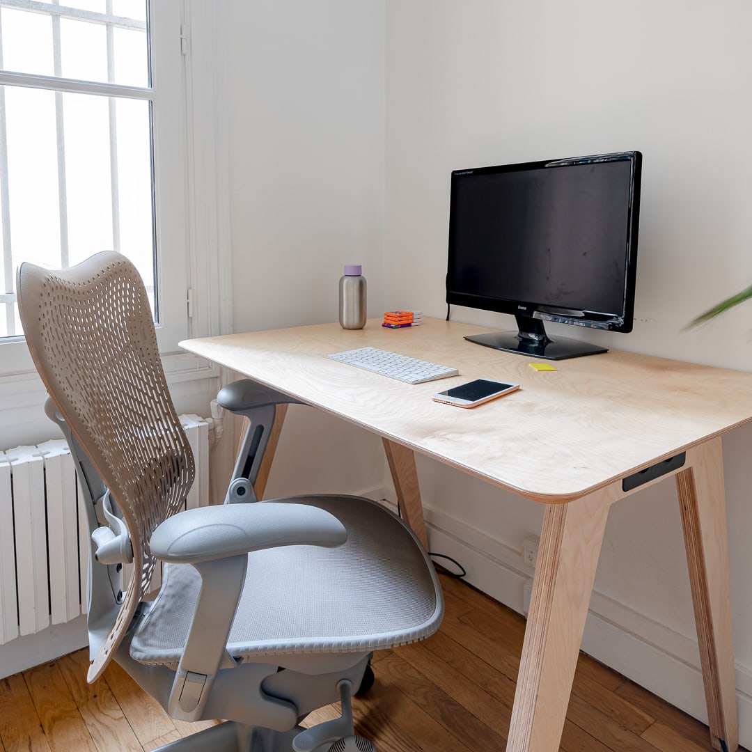 Petit bureau unitaire en bois clair