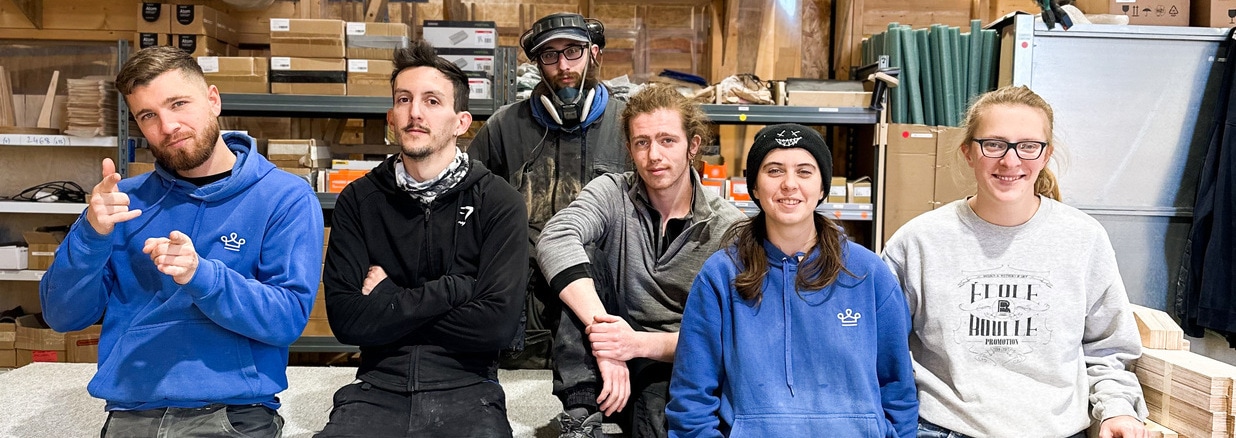 groupe de personne dans une usine de fabrication de meuble en bois