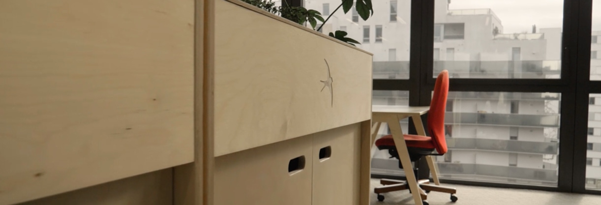 deux armoires de rangement en bois avec des plantes et le logo d’ecocert gravé dessus