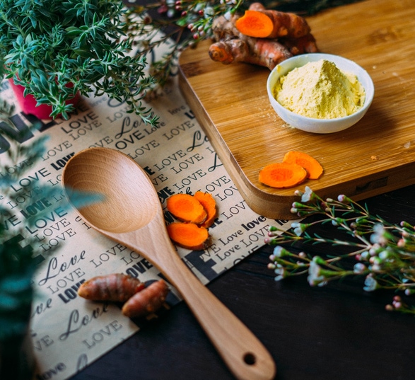 un plan de travail avec des carottes, patates douces et épices