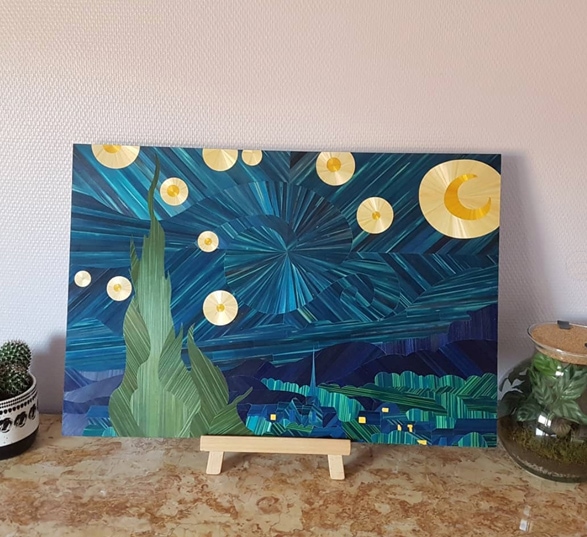 une représentation du tableau “La nuit étoilée” de Van Gogh en marqueterie de paille