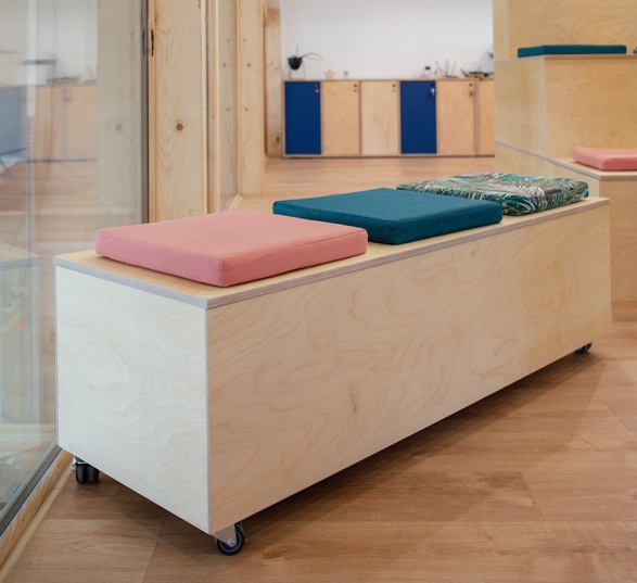 Banc estrade en bois · Sur roulettes · Espaces Co-working