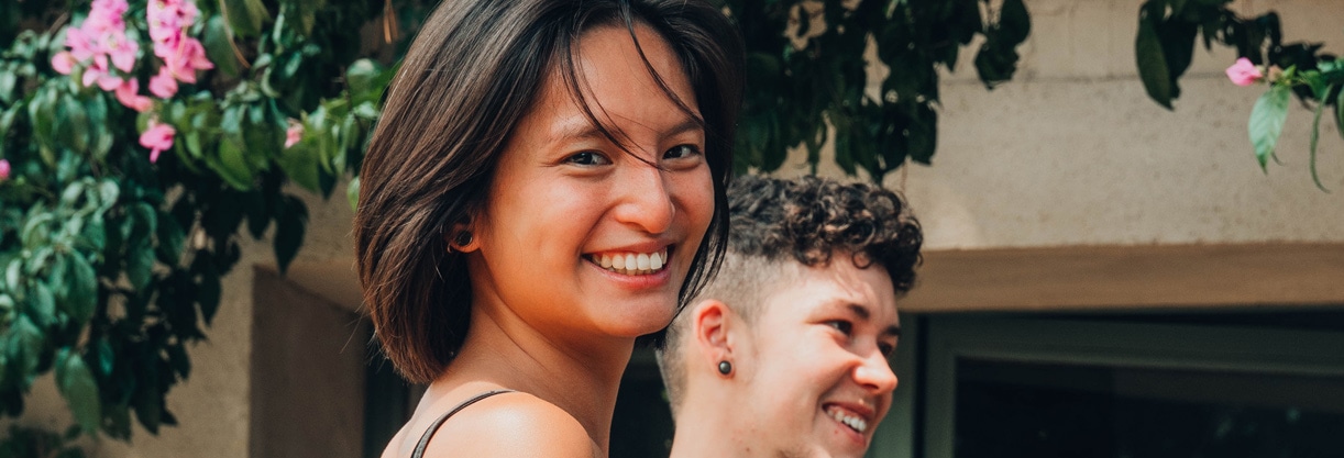 un homme et une femme sourient
