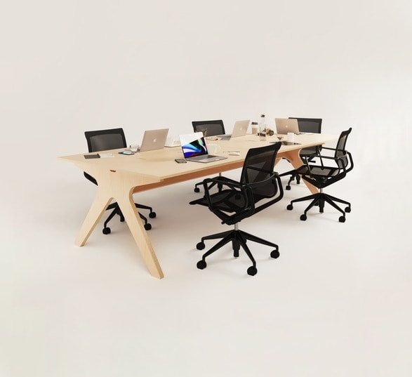 un bureau bench en bois pour 4 personnes avec fournitures de bureau et sièges ergonomiques noirs