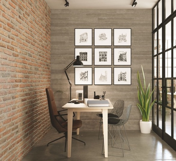 un bureau droit en bois avec siège dans un bureau fermé avec des cadres accrochés au mur