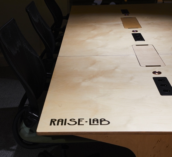 le plateau d’un bureau bench connecté avec la sérigraphie de la maison raiselab