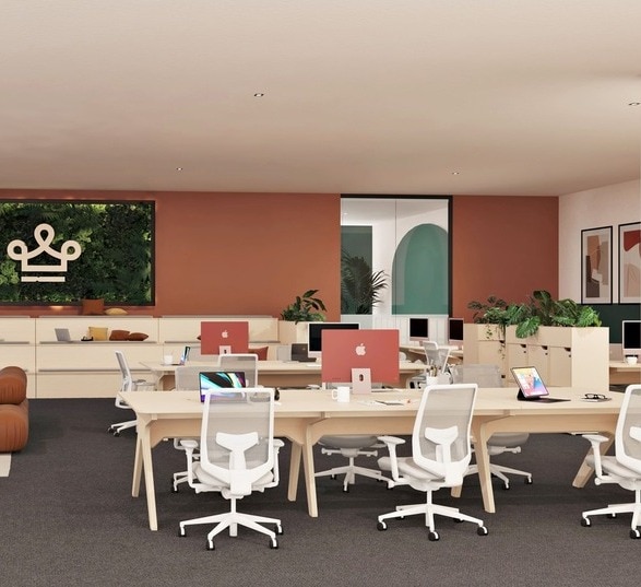 un bureau type open space design avec des meubles en bois, des sièges de bureau et un mur végétalisé