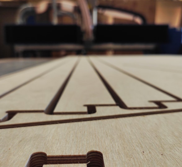 une planche de bois découpées avec une cnc