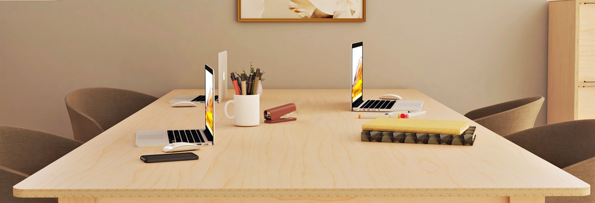 table de réunion en bois avec des objets dessus et des fauteuils de bureau