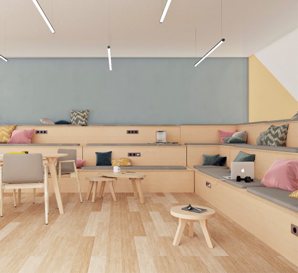 estrade, table basse et tables de réunion en bois dans un espace détente décoré dans le style scandinave
