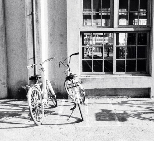 un garage à vélo avec deux vélos garés devant un bâtiment