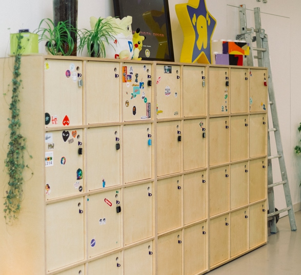 Un locker design avec des stickers sur les portes et des objets déco sur le meuble