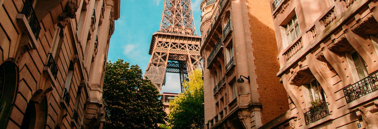 la tour effel et des bâtiments à paris