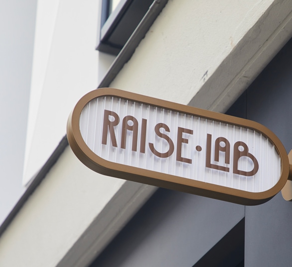 panneau du logo de l’espace de coworking raiselab