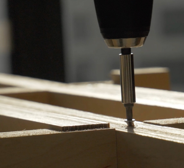 une visseuse fixe une table