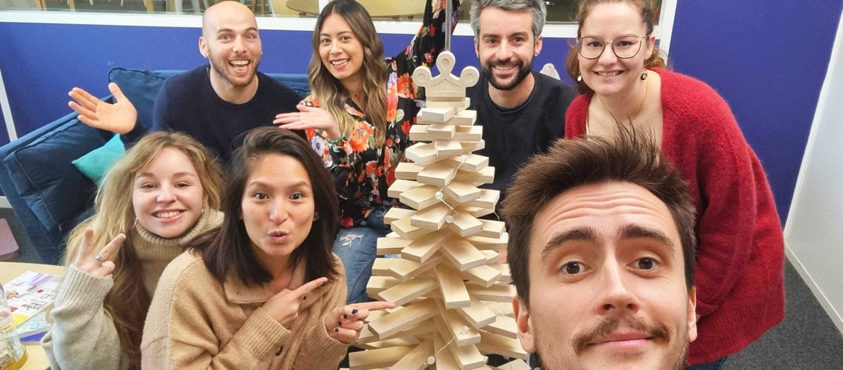 7 personnes autour d’un sapin écologique en chute de bois
