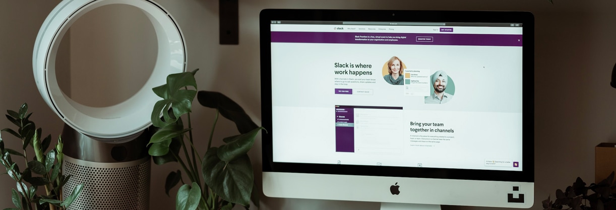 un ordinateur ouvert avec l’application slack