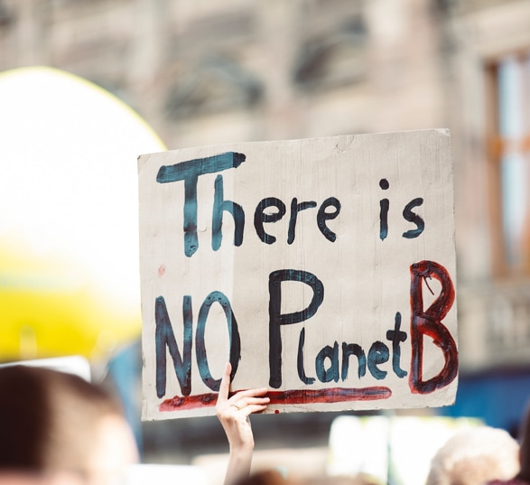 une pancarte no planet b dans une manifestation pour la préservation de l’environnement