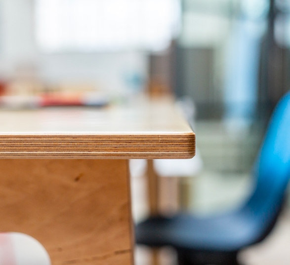 vue de côté d’un bureau bench en bois avec une chaise bleu