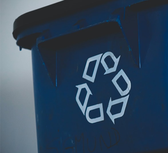 une poubelle bleu avec le symbole du recyclage