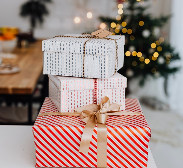 Une pile de trois cadeaux de Noël