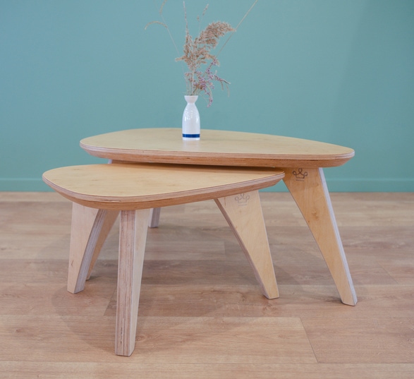 un table basse gigogne design en bois avec un vase de fleur séchée posé dessus