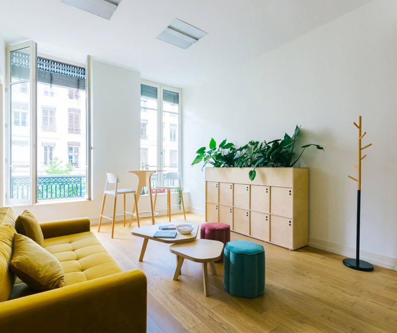 table basse gigogne en bois dans une salle de pause