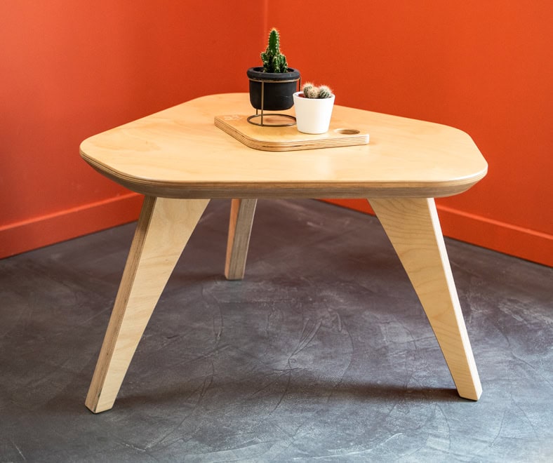 table basse en bois sur 3 pieds avec un plateau en forme polygonale