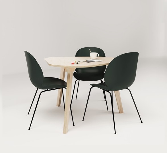 table de réunion ronde en bois clair avec trois chaises de bureau noir autour