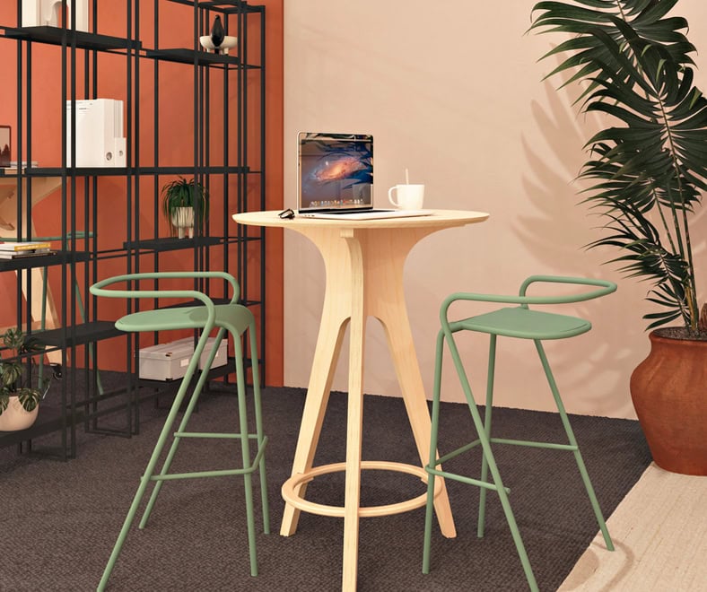 table haute ronde en bois dans un espace informel en entreprise