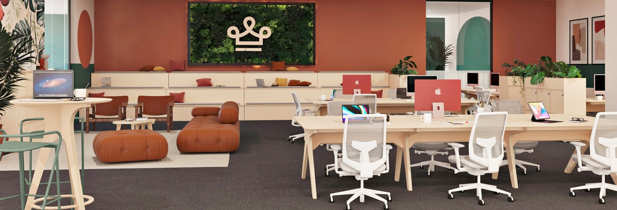 les mobiliers de bureau en bois dans un open space avec des tables, chaises, oridnateurs, poufs et tables hautes