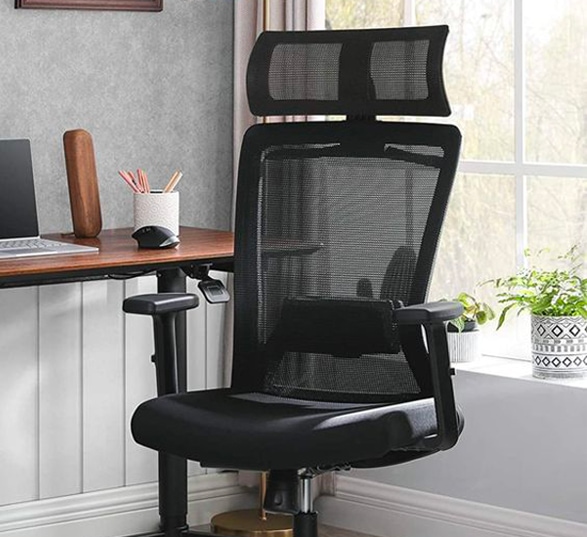 Siège de bureau ergonomique noir avec accoudoirs et appuie tête devant un bureau de travail