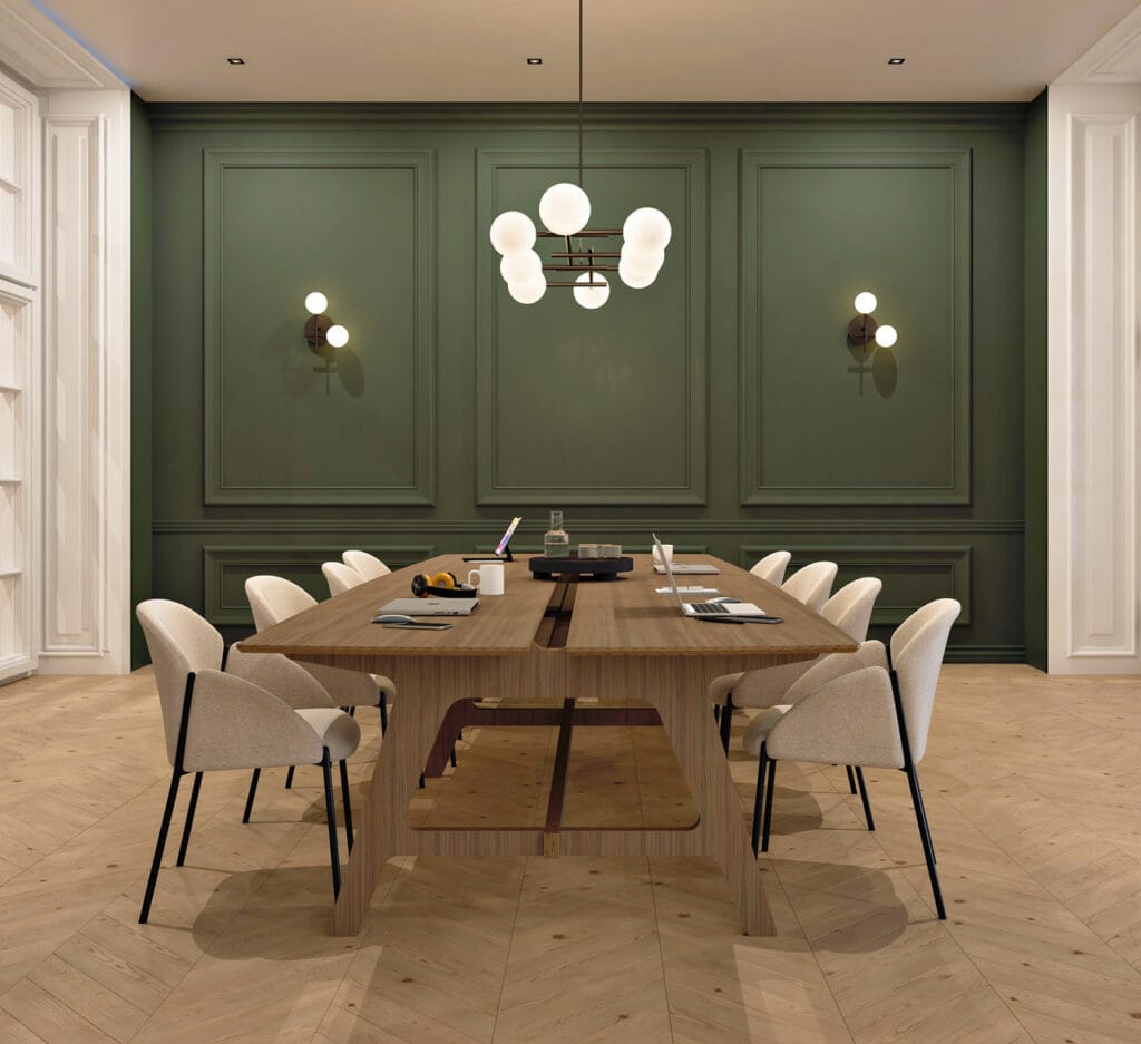 Salle de réunion haut de gamme aux murs vert foncé avec une grande table design en chêne