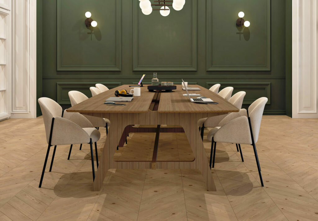 Salle de réunion haut de gamme aux murs vert foncé avec une grande table design en chêne