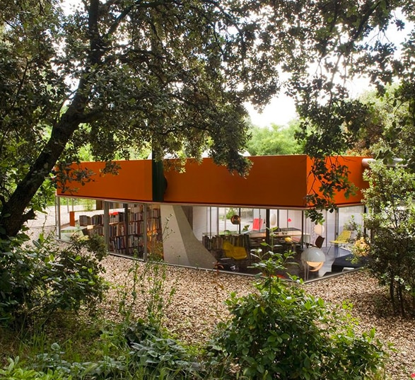 bâtiment des beaux bureaux de selga cano en pleine forêt