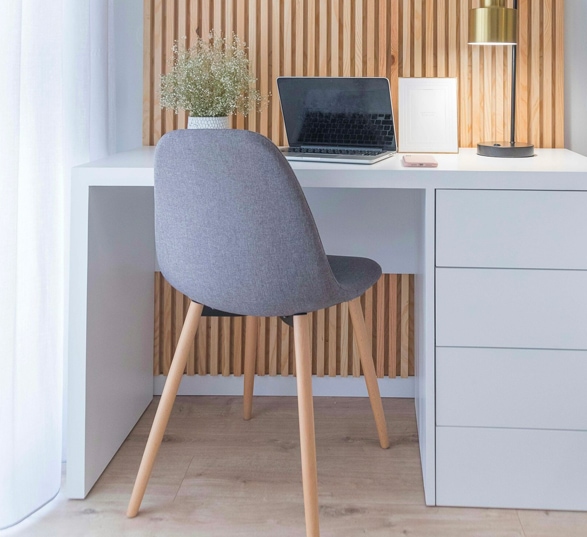 bureau blanc avec tiroirs de rangement, une chaise, un ordinateur et une lampe