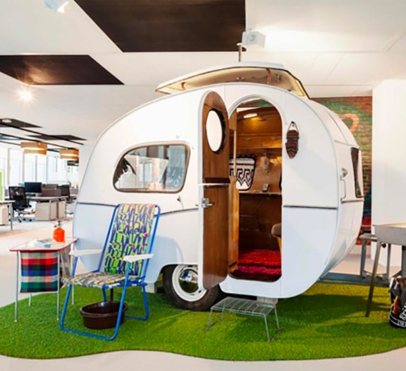 une petite caravane dans les bureaux de Google