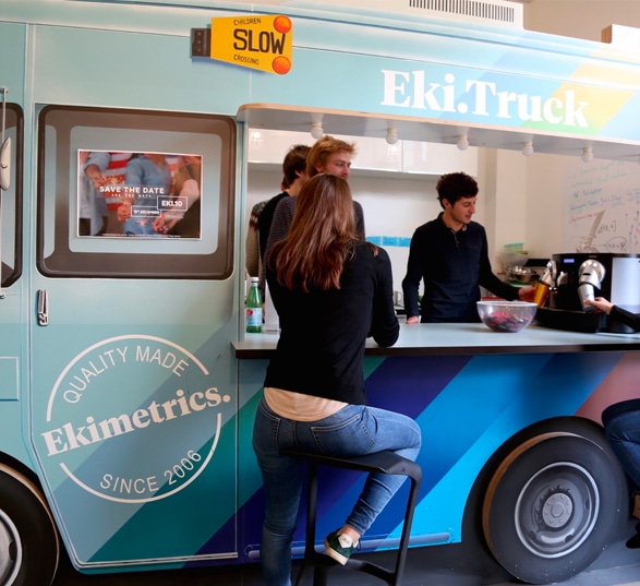 food truck bleu avec des gens devant et dedans