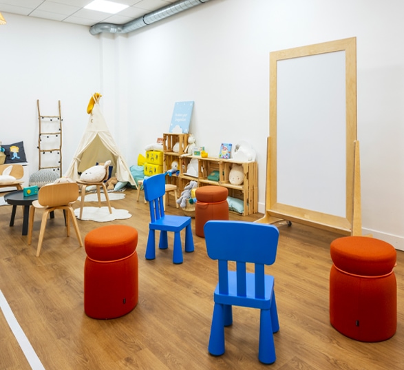 garderie avec des meubles pour enfants, des jouets et un tableau blanc en bois sur roulettes