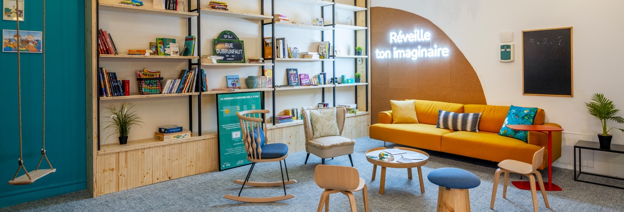 idées de décoration de bureau professionnel avec des néons, balançoires et meubles colorés