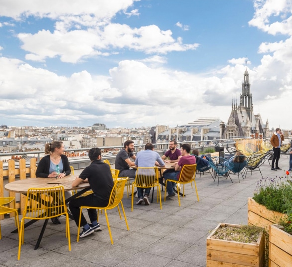 rooftop avec terrasse et vue sur Paris de l'un des plus beaux bureaux de france