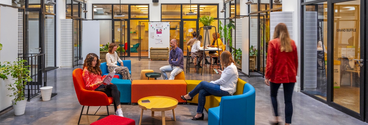 plusieurs personnes sont dans un hall d'entrée de l'entreprise Lunii, un des plus beaux bureaux en France