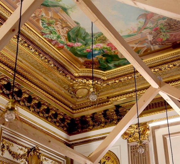 peinture et moulures dorées au plafond