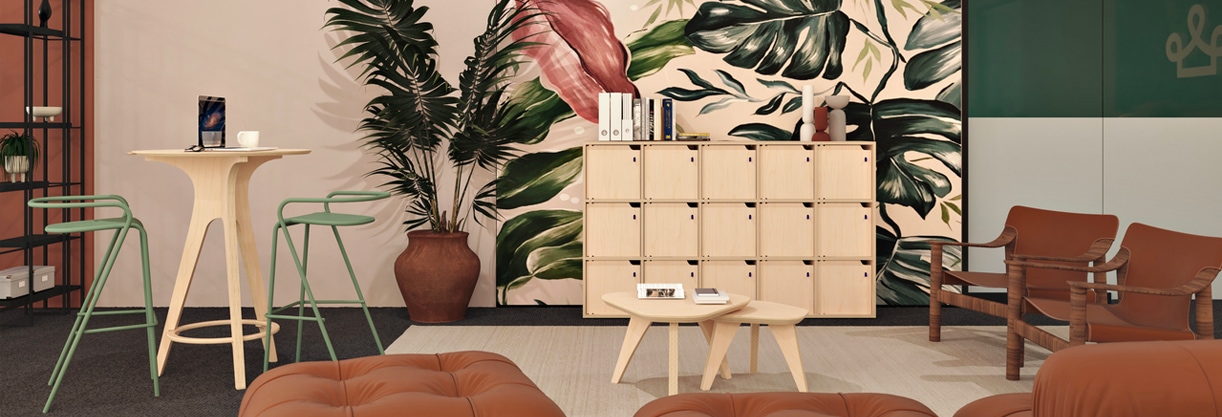 Espace détente en entreprise avec des fauteuils, du mobilier en bois, une plante verte et des accessoires de décoration