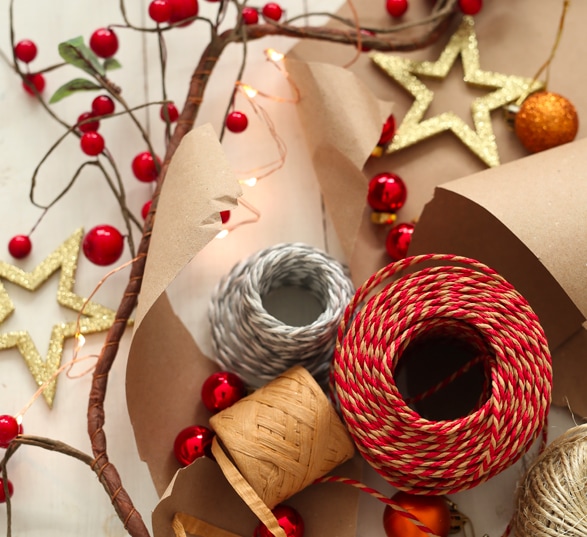Matériels pour faire des décorations de Noël maison : rubans, fils, papiers, étoiles, paillettes, etc.