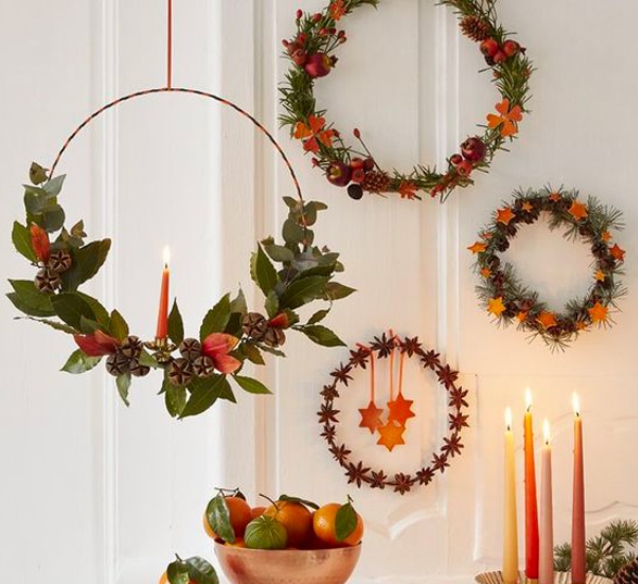 Couronnes de Noël suspendues contre un mus blanc