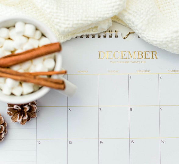 Calendrier décembre blanc avec des pins et des sucreries.