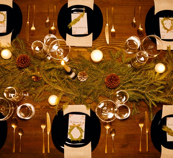 Table de Noël décorée avec des végétaux.