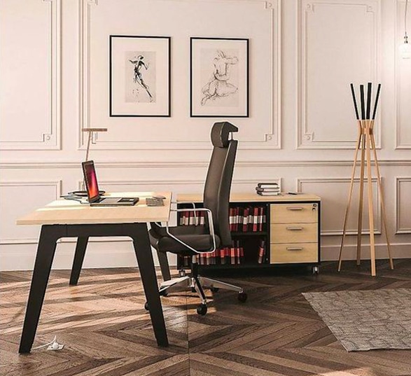 Espace de travail aménagé avec un bureau individuel en bois massif, une chaise et un meuble de rangement en bois.